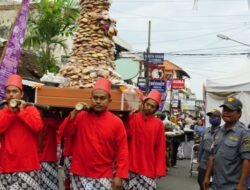 Sarkem Fest 2025 Digelar, Warga Antrian Rebut Gunungan Apem