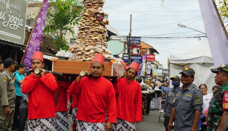 Gunungan berisi ratusan apem yang dibuat warga saat prosesi kirab. (Foto : Dinas Pariwisata Kota Yogyakarta)