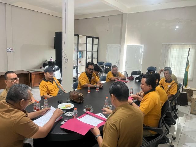 Kepala Dinas Pemberdayaan Masyarakat dan Desa (DPMD) Kabupaten Penukal Abab Lematang Ilir (PALI), Edy Irwan, SE, M.Si menyambut hangat kedatangan pengurus Sekber Wartawan Indonesia. (Dok. Jerry Hardiansyah)