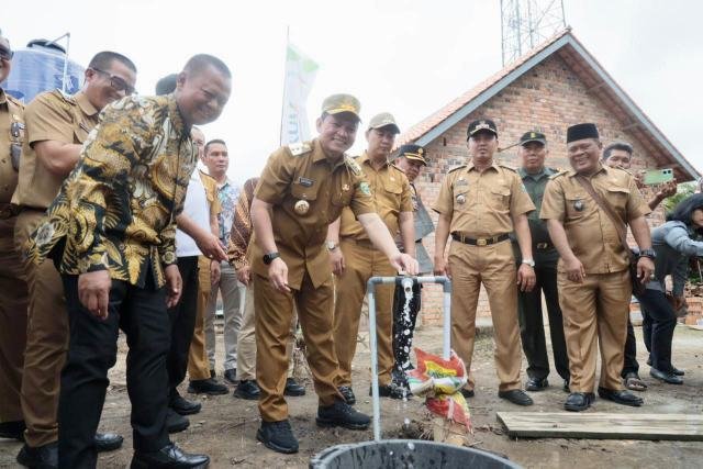 Pj Gubernur Elen Setiadi Resmikan Kampung Madani Serat Nanas Desa Bunut Kabupaten Muara Enim
