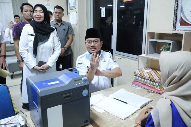 Wawako Palembang langsung mengunjungi Kantor Dinas Kependudukan dan Catatan Sipil (Disdukcapil) Palembang.