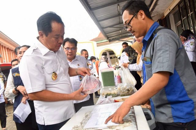 Pelaksana Tugas (Plt) Gubernur Sumatera Selatan (Sumsel) H Cik Ujang memantau aktivitas pasar murah sekaligus mengecek harga kebutuhan pokok menjelang bulan suci Ramadhan 1446 H,