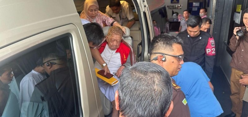 Pakai Baju Tahanan, Haji Alim Penuhi Panggilan Penyidik Kejati Sumsel Sebagai Tersangka