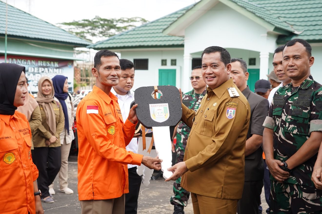 Tancap Gas, Bupati Banyuasin Serahkan Sejumlah Alsintan Untuk Brigade Pangan