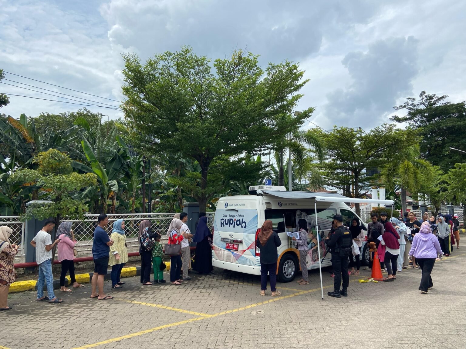 Suasana lokasi penukaran uang di Stasiun Kertapati, Palembang. (Foto: PT KAI)