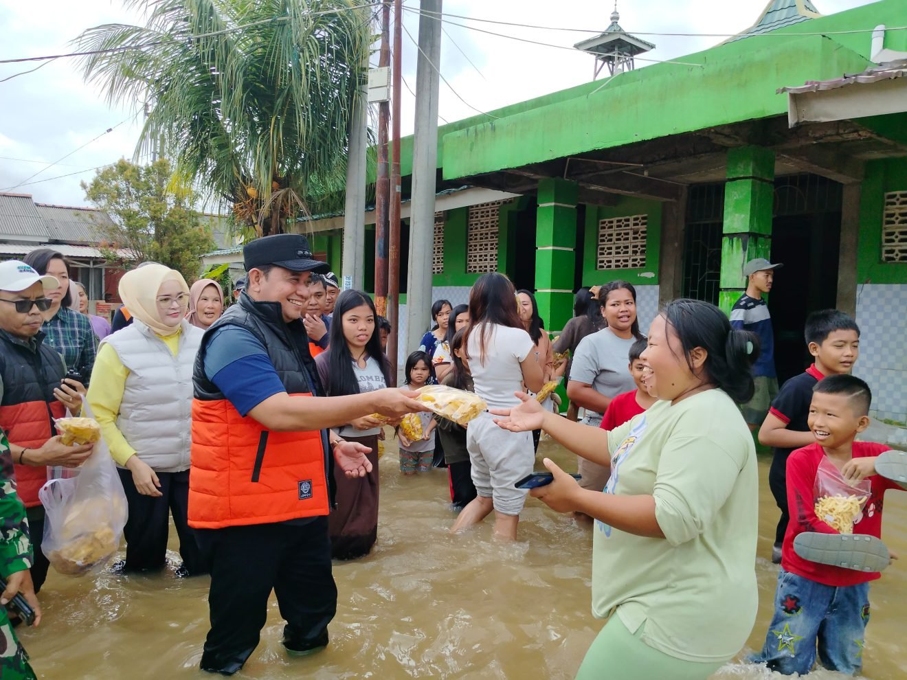 Bupati Banyuasin, Askolani dan Wakil Bupati Banyuasin, Netta Indian bergerak cepat langsung meninjau korban banjir