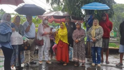 Pengurus Perhimpunan Perempuan Semesta Indonesia saat memberikan bantuan kepada pemulung, pada bulan puasa 1446 Hijriyah. (Foto : APPD)