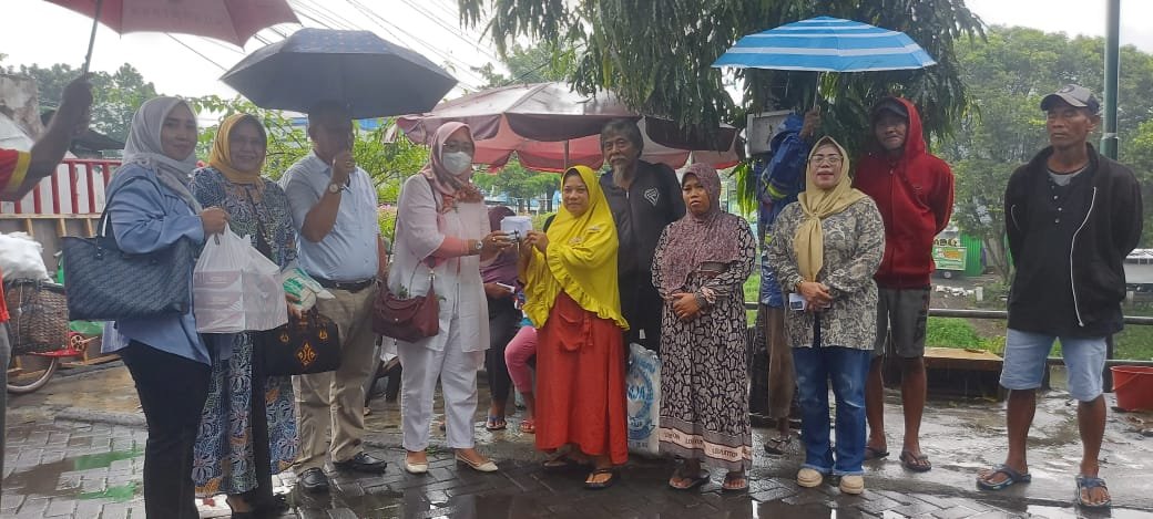 Pengurus Perhimpunan Perempuan Semesta Indonesia saat memberikan bantuan kepada pemulung, pada bulan puasa 1446 Hijriyah. (Foto : APPD)