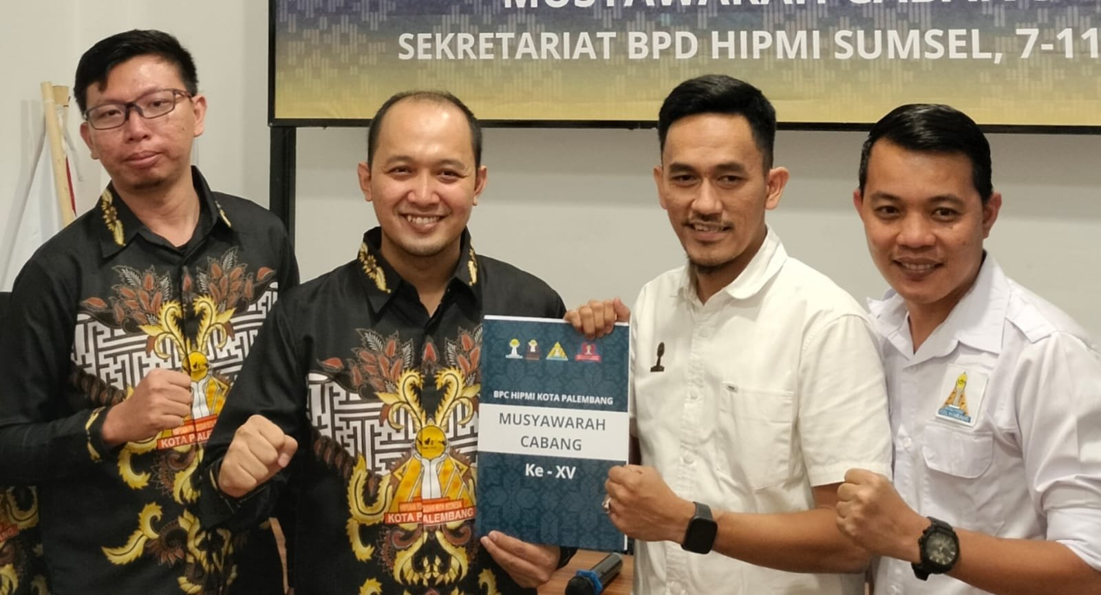 Peby Anggi Pratama (tengah) saat mengambil langsung berkas pencalonan sebagai Bakal Calon (Balon) Ketua Umum Himpunan Pengusaha Muda (HIPMI) kota Palembang