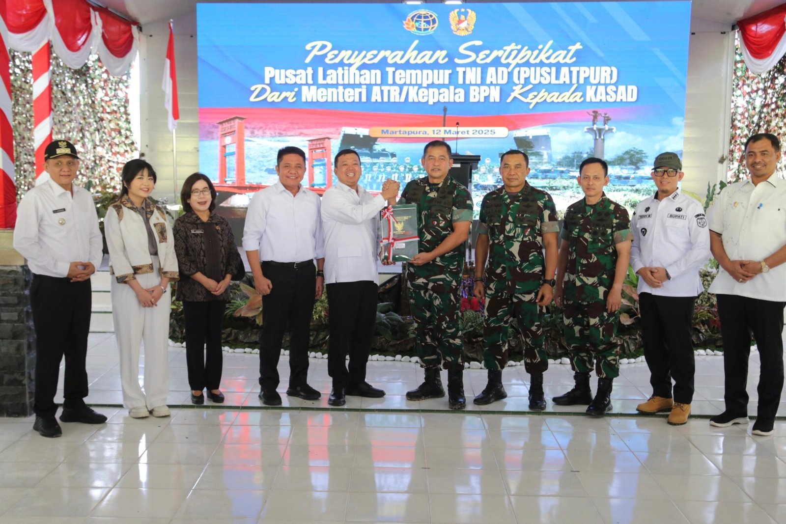 Gubernur Herman Deru Dampingi Menteri ATR/BPN Serahkan Sertifikat Puslatpur