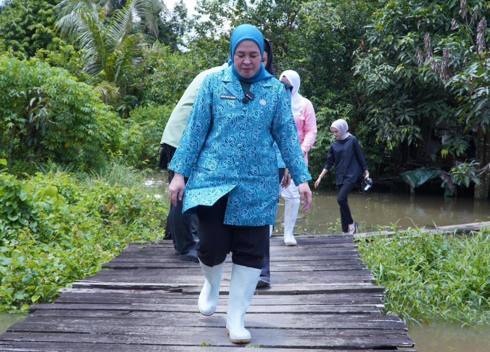 Ketua PKK Kota Palembang Trobos Banjir Demi Bantu warga