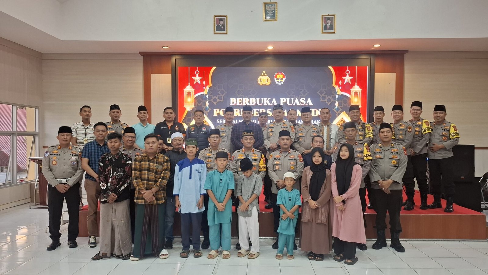 Kapolres Pagaralam Bagikan Bingkisan Kepada Anak Yatim 