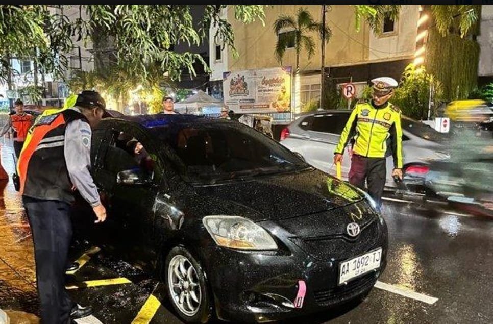 Petugas saat melakukan penggembosan ban.(Foto : Polresta Yogyakarta)