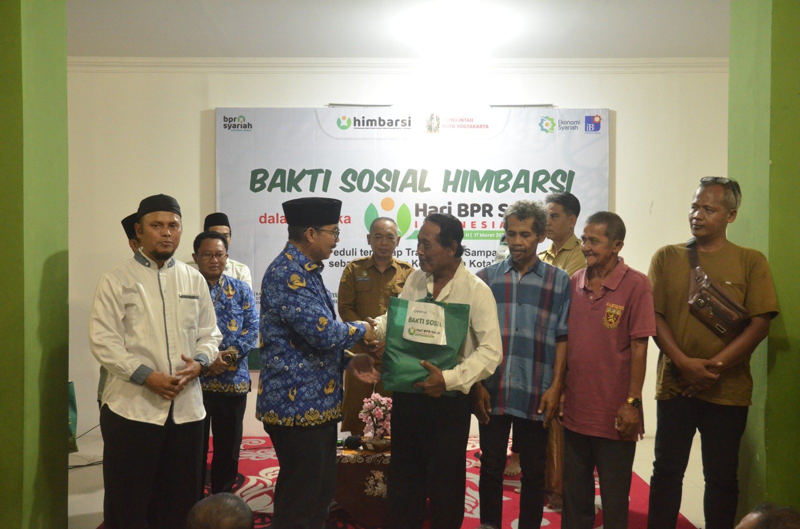 - Wali kota Yogyakarta, Hasto Wardoyo menunjukkan komitmennya dalam meningkatkan kesejahteraan para penggerobak sampah, yang berperan penting dalam menjaga kebersihan kota. (Foto : Kominfo Yogya)