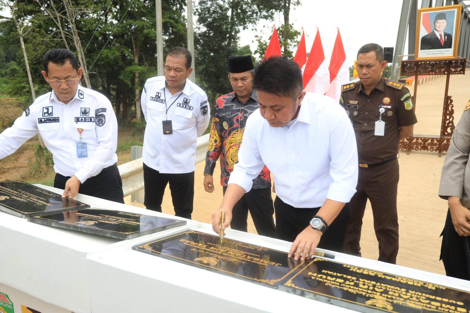 Gubernur Sumatera Selatan (Sumsel) H Herman Deru meresmikan 4 unit jembatan beton