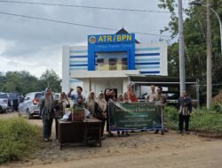 Potret Sumringah Pengguna Jalan Raya, Dapat Takjil Gratis dari Kantor Pertanahan PALI