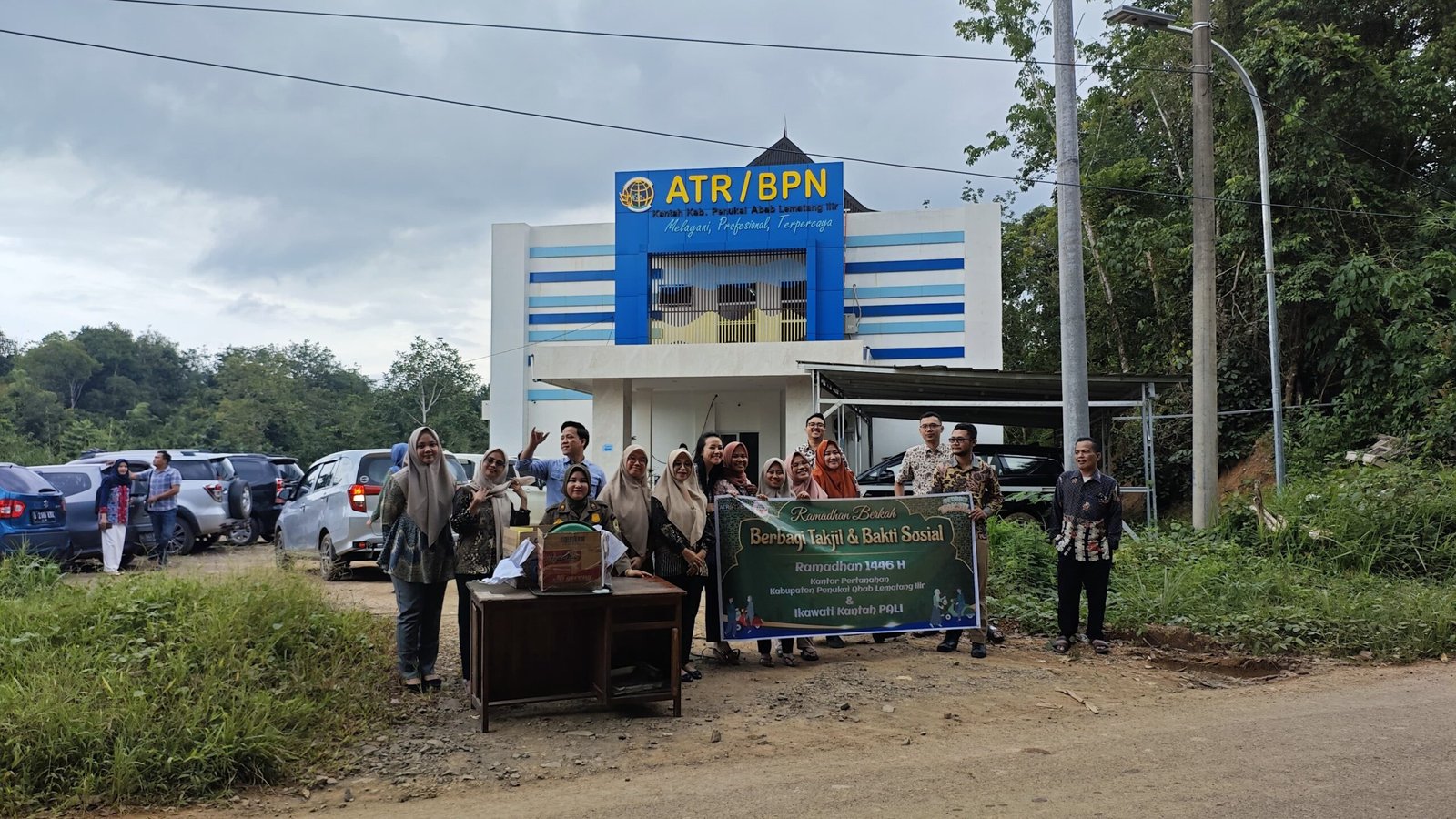 Kantor Pertanahan PALI dan IKAWATI Bagi-Bagi Takjil Gratis pada Masyarakat