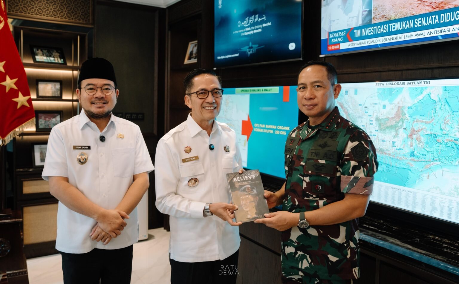 Ratu Dewa – Prima Salam mengajak Organisasi Perangkat Daerah (OPD) terkait, meninjau langsung pengelolaan sampah inovasi TNI