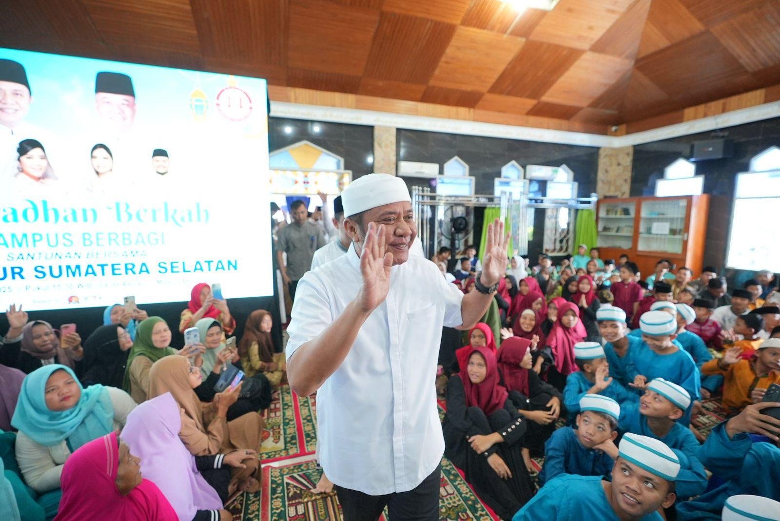 Gubernur Sumatera Selatan (Sumsel) Herman Deru ditengah anak yatim