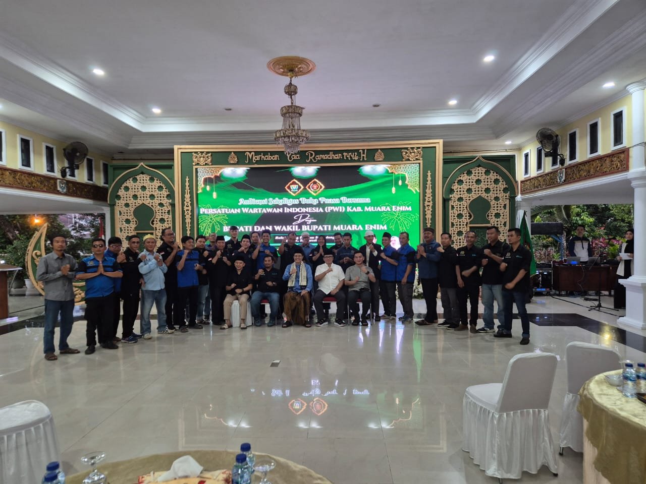 Anggota Persatuan Wartawan Indonesia (PWI) Kabupaten Muaraenim menggelar audiensi sekaligus buka puasa bersama Bupati Muaraenim, Edison