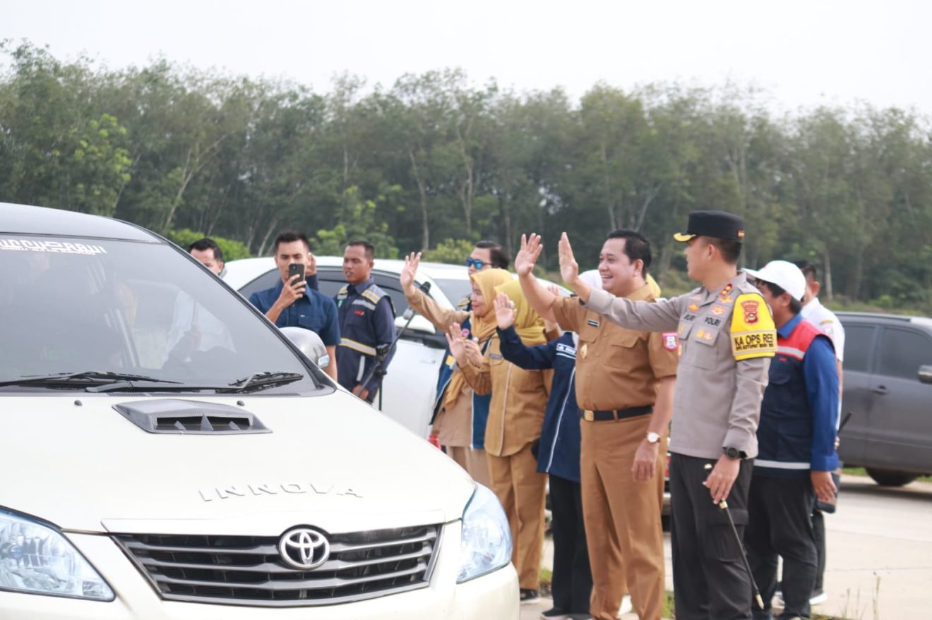 Bupati Banyuasin, Askolani, bersama dengan Kapolres Banyuasin, AKBP. Ruri Praswoto meninjau Jalan Tol Musi Landas
