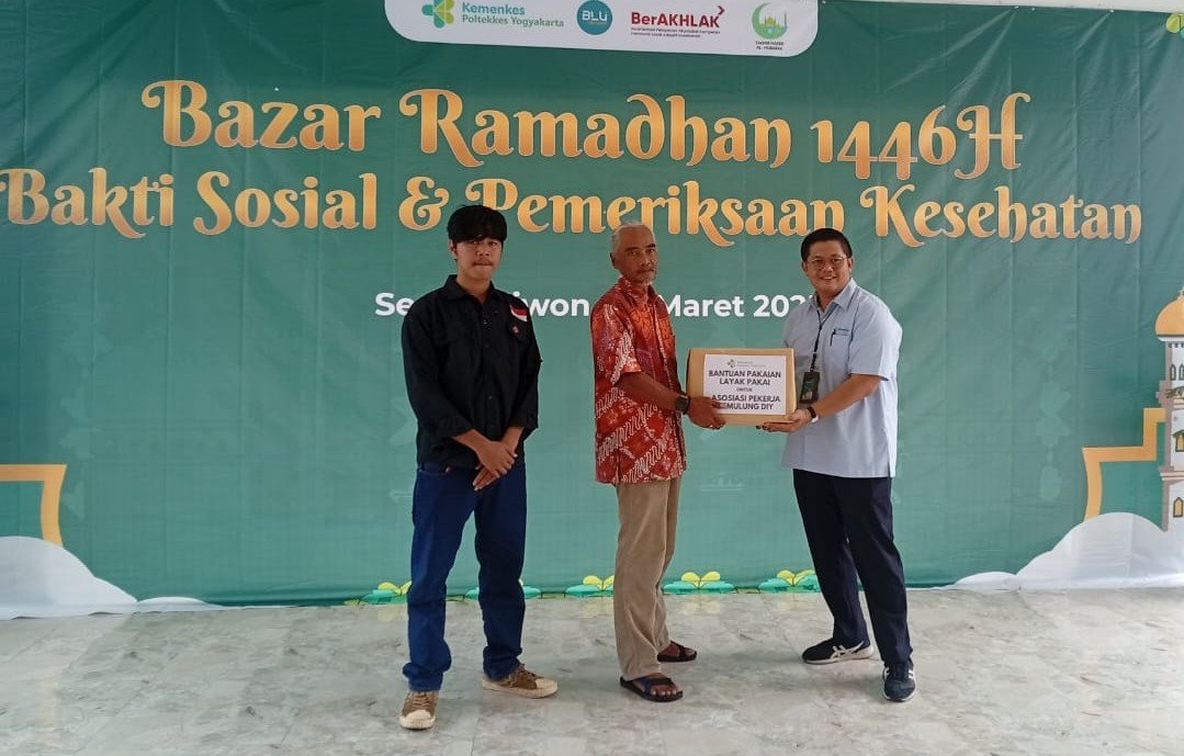 Penyerahan bantuan pakaian bekas secara simbolis, oleh Poltekkes Kemenkes Yogyakarta. (Foto : Simon)