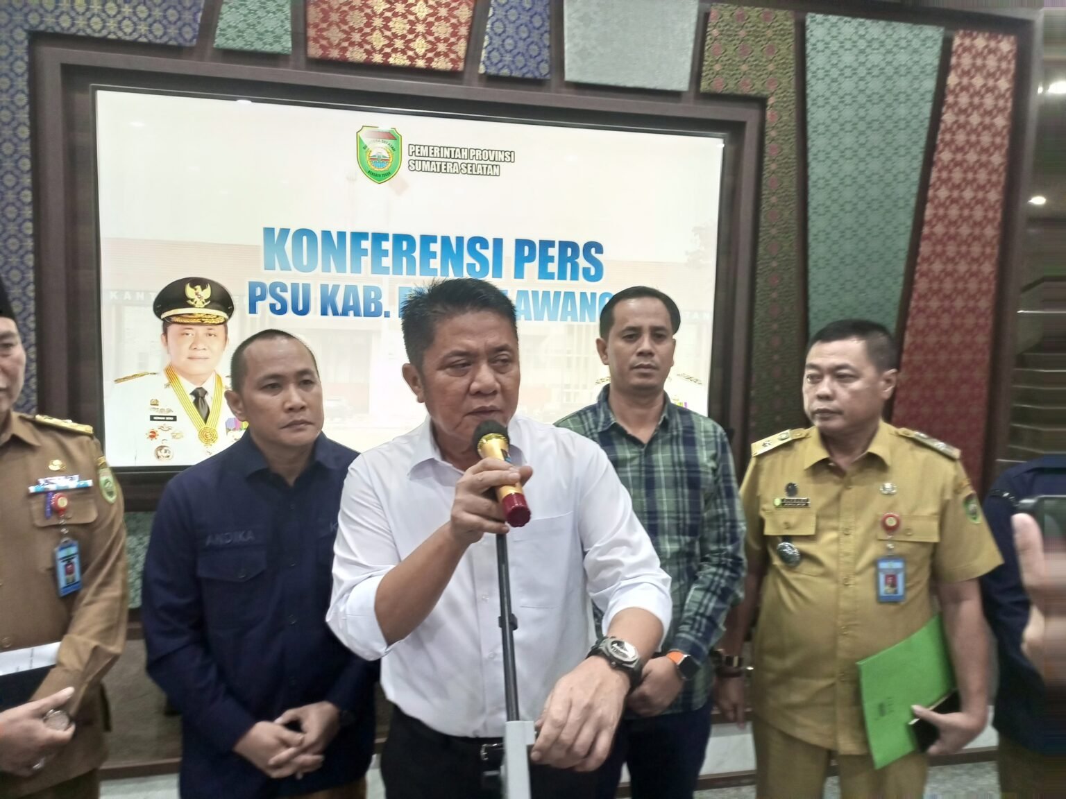 Gubernur Sumsel, Herman Deru bersama Ketua KPU Sumsel Andika saat Konferensi Pers Terkait PSU Kabupaten Empat Lawang.