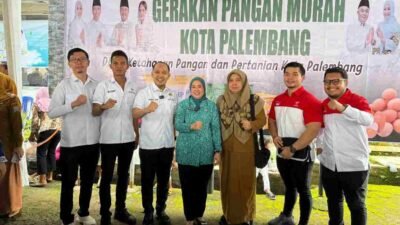 Sekretaris BPC HIPMI kota Palembang (ketiga dari kiri) foto bersama Ketua TP PKK Kota Palembang Hj Dewi Sastrani Ratu Dewa, usai meninjau pasar Ramadhan, di Kelurahan Karanganyar, Kecamatan Gandus, Palembang.