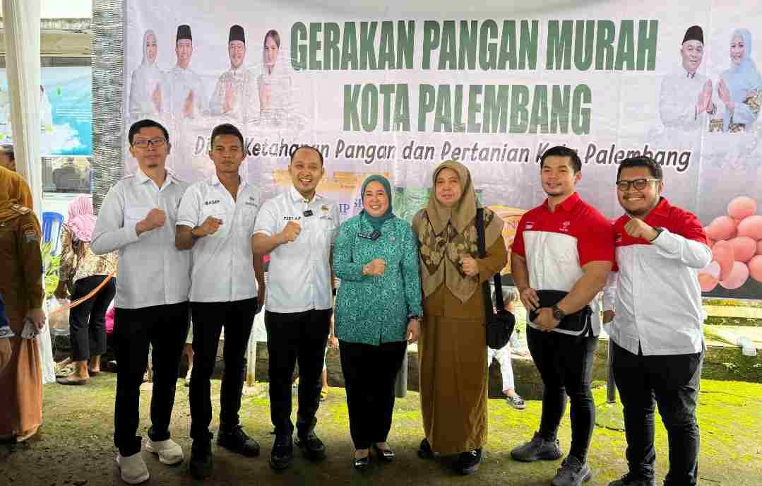 Sekretaris BPC HIPMI kota Palembang (ketiga dari kiri) foto bersama Ketua TP PKK Kota Palembang Hj Dewi Sastrani Ratu Dewa, usai meninjau pasar Ramadhan, di Kelurahan Karanganyar, Kecamatan Gandus, Palembang.