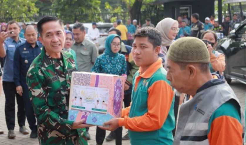 Wali Kota Ratu Dewa Bagikan 511 Paket Sembako ke PHL Dinas Perkimtan
