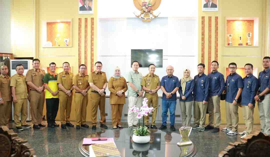 Wali Kota Palembang foto bersama dengan jajaran PLN