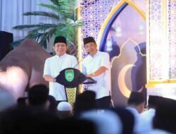 Awali Safari Ramadhan 1446 H, Herman Deru Cik Ujang Sholat Isya dan Tarawih Berjamaah Dengan Ribuan Umat Muslim Sumsel