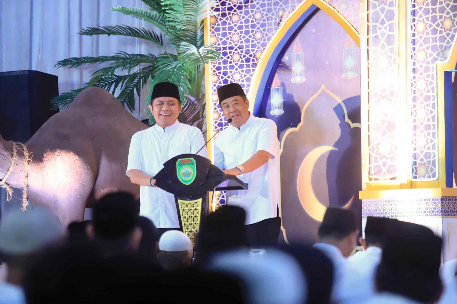Awali Safari Ramadhan 1446 H, Herman Deru Cik Ujang Sholat Isya dan Tarawih Berjamaah Dengan Ribuan Umat Muslim Sumsel