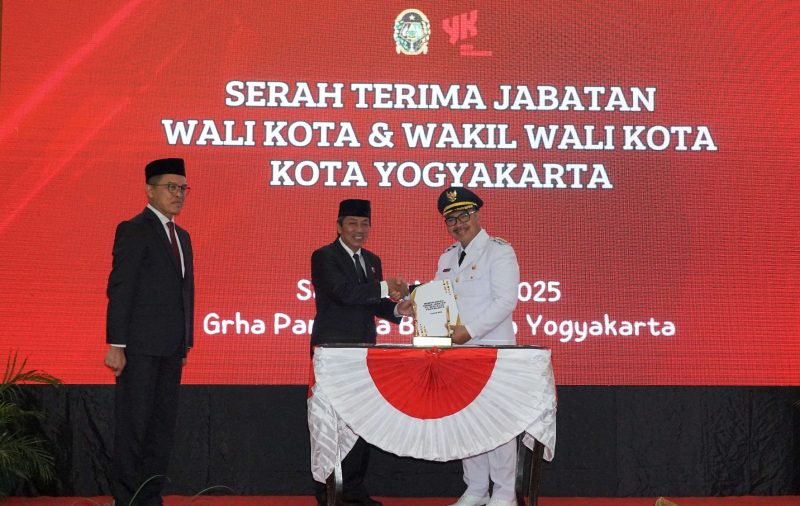 Penjabat Wali Kota Yogyakarta periode 2024-2025 Sugeng Purwanto menyerahkan memori serah terima jabatan kepada Wali Kota Yogyakarta Hasto Wardoyo disaksikan Sekda Pemda DIY Beny Suharsono. (Foto : Pemko Yogyakarta)