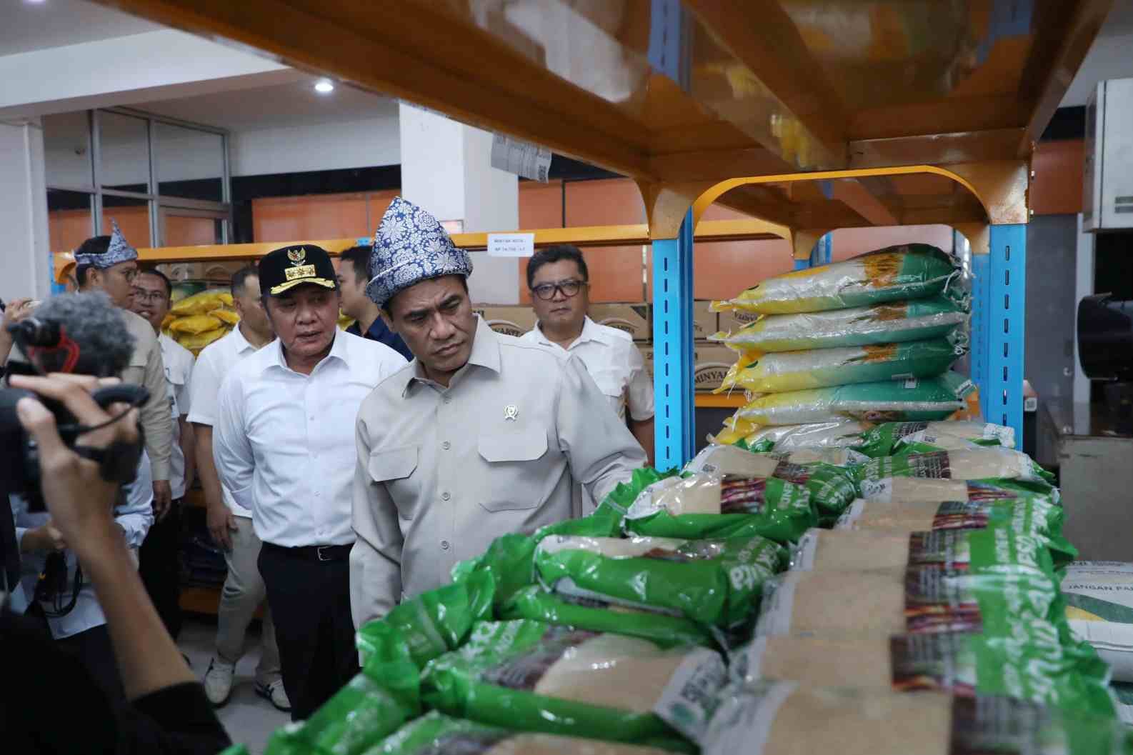 Gubernur Herman Deru Dampingi Mentan Tinjau Operasi Pangan Murah