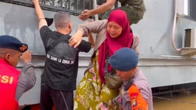 Tim SAR Satuan Brimob Polda Metro Jaya Berhasil Evakuasi Warga Terjebak Banjir di Cililitan Kecil