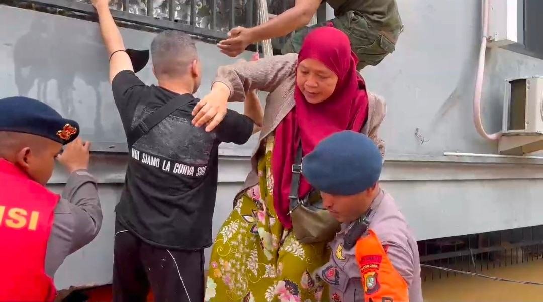 Tim SAR Satuan Brimob Polda Metro Jaya Berhasil Evakuasi Warga Terjebak Banjir di Cililitan Kecil