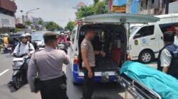 Korban saat dievakuasi petugas Polsek Mergangsan. (Foto : Humas Polresta Yogyakarta)