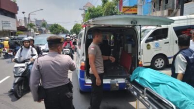 Korban saat dievakuasi petugas Polsek Mergangsan. (Foto : Humas Polresta Yogyakarta)