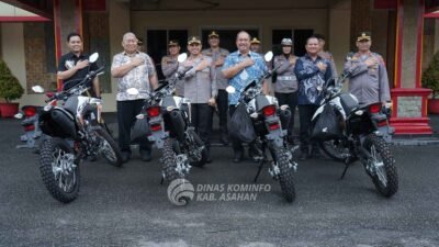 Bupati Asahan Taufik Zainal Abidin Siregar menyerahkan 4 unit sepeda motor kepada Polres Asahan