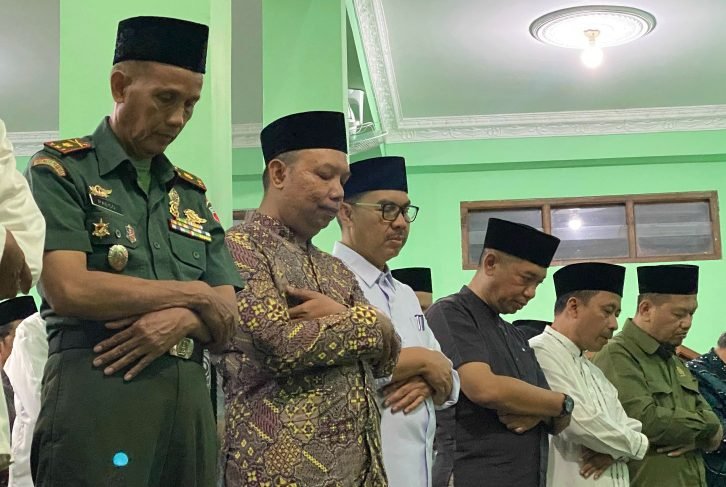Wali Kota Yogya, Hasto Wardoyo saat melakukan safari tarawih di Masjid Al-Fajar Kampung Keparakan Lor, Kelurahan Keparakan, Mergangsan. (Foto : Pemko Yogya)