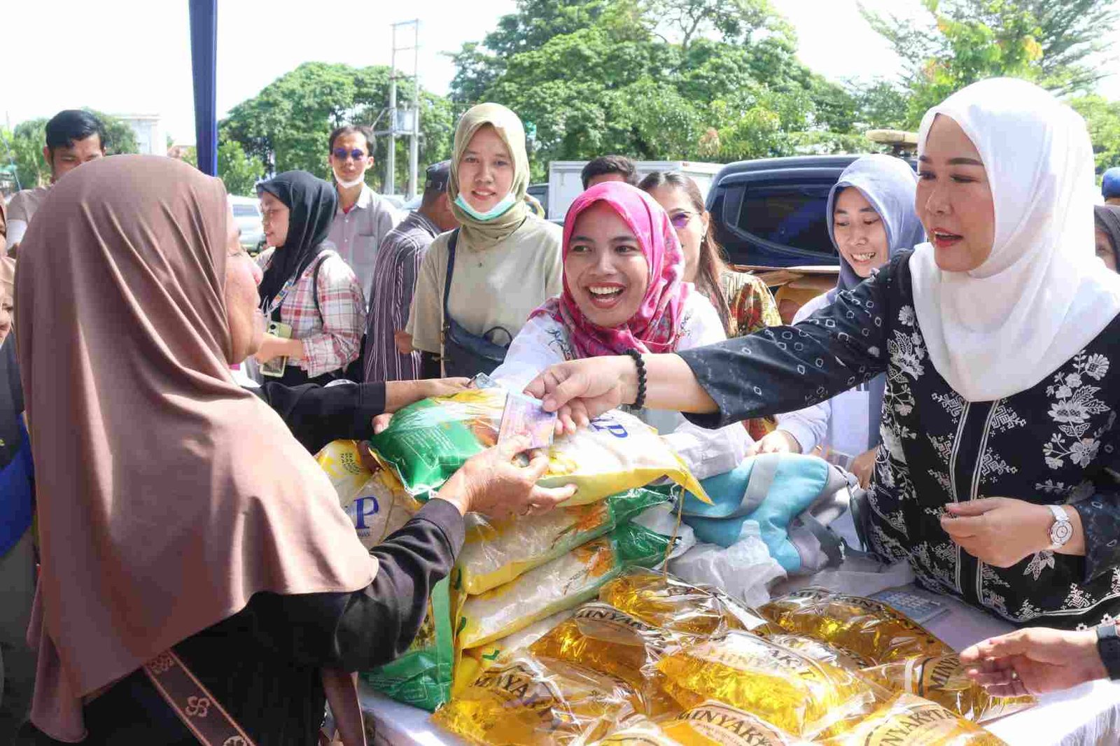 Bantu Warga Penuhi Kebutuhan Ramadhan, Feby Deru Buka Operasi Pasar Ramadhan 2025