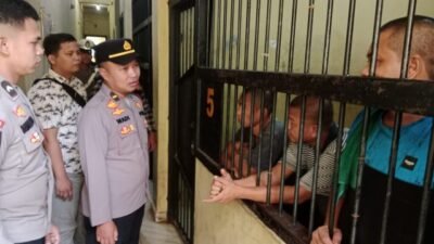 IPDA A Wadi Harpa selaku Perwira Pengawas (Pawas), melakukan pemeriksaan langsung terhadap para tahanan