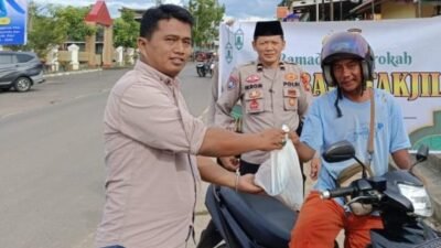 Ramadhan Barokah, Polsek Talang Ubi Berbagi Takjil Kepada Pengendara