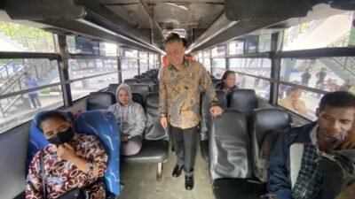 Menteri Perhubungan Dudy Purwagandhi meninjau salah satu bus yang beroperasional. (Foto : Dishub Yogya)