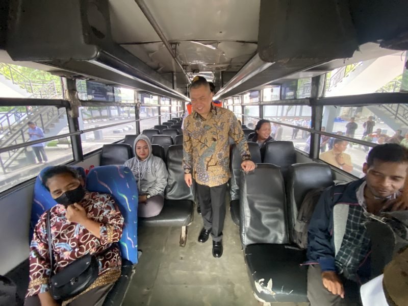 Menteri Perhubungan Dudy Purwagandhi meninjau salah satu bus yang beroperasional. (Foto : Dishub Yogya)