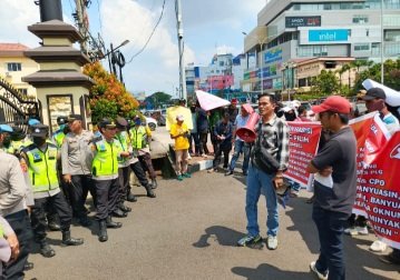 POSE RI Gelar Aksi Unjukrasa di Mapolda Sumsel, Terkait Jual Beli BBM Dan CPO Ilegal