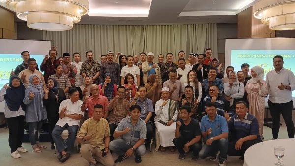PT Charoen Pokphand Indonesia Tbk (CPI) atau Fiesta saat foto bareng madia
