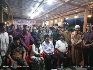 Wali kota Yogyakarta Hasto Wardoyo berfoto bersama dengan Asosiasi Pekerja Pemulung DIY. (Foto : Simon)
