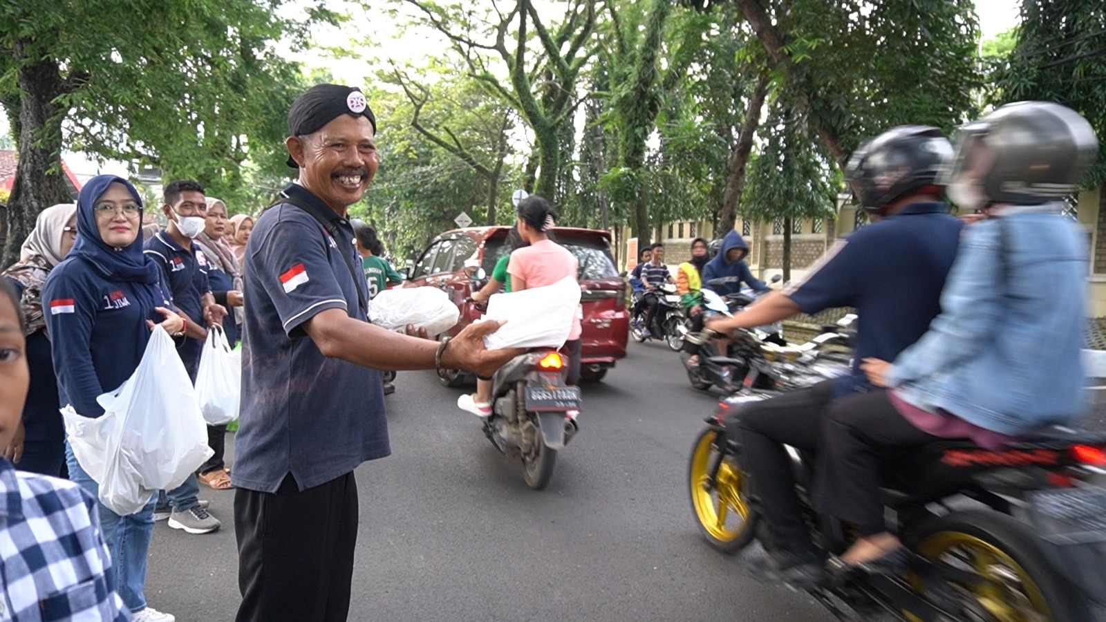 Ketua DPD PAS Sumsel, Gus Edy saat membagikan takjil kepada para pengendara